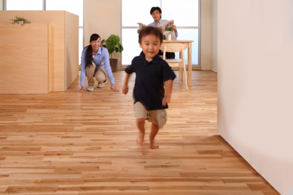 子育て世代の新築 子供がすくすく育つ部屋の床色とは 木のある心地よい暮らし 木材屋が厳選した無垢フローリング 株式会社大忠
