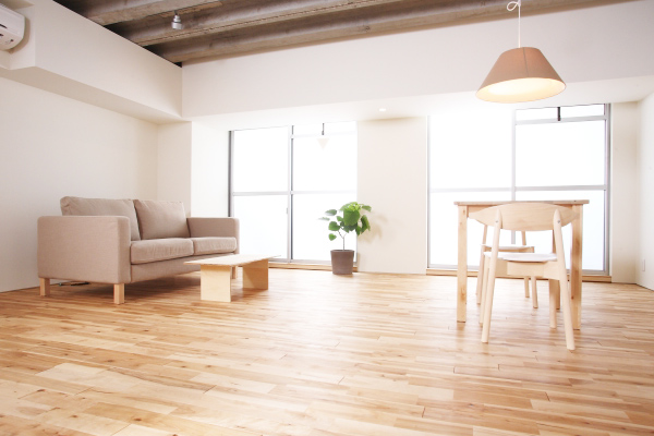 フローリングの床の色 家具の色 最適な組み合わせとは 木のある心地よい暮らし 木材屋が厳選した無垢フローリング 株式会社大忠